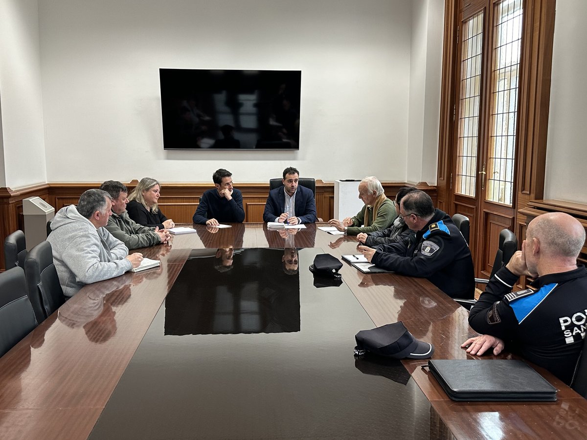 📝 Reunión conjunta de las concejalías de Barrios, Dinamización Social y Protección Ciudadana con vecinos de la Virgen del Mar y San Román de la Llanilla para adelantarles el calendario de festivales de música el próximo verano en la zona.

#Santander #Vecinos #BarriosDeSantander