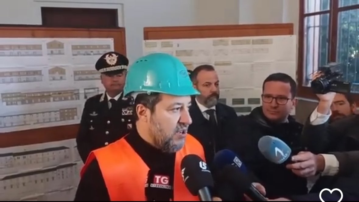 LucaBizzarri's tweet photo. Ma perché è l’unico nella stanza col caschetto? https://t.co/OAYXOTuIXl