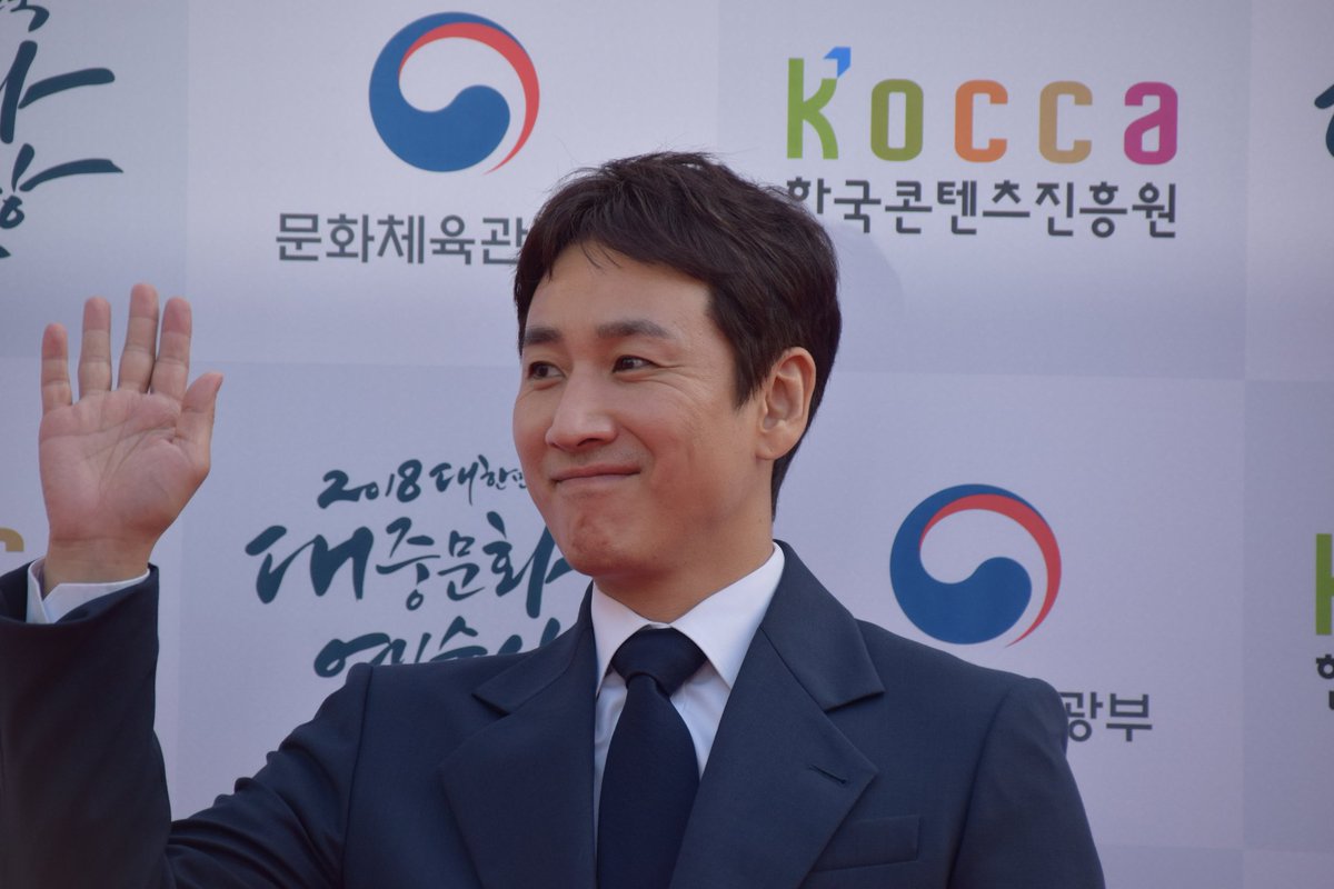 KorePostasi's tweet photo. Coffee Prince ve Pasta dizileriyle tanınan, Parazit filmiyle uluslararası şöhrete ulaşan Lee Sun-kyun, 48 yaşında vefat etti. Oyuncunun karbonmonoksit zehirlenmesi nedeniyle öldüğü tespit edildi. İlk belirlemelere göre intihar ihtimalinin yüksek olduğu bildiriliyor. https://t.co/9APiNSEvA8
