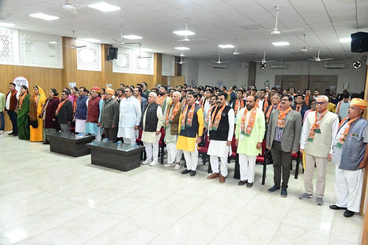 BJP4Rajasthan's tweet photo. प्रधानमंत्री श्री @narendramodi के 'विकसित भारत संकल्प यात्रा' के लाभार्थियों से संवाद कार्यक्रम को प्रदेश कार्यालय पर प्रदेश संगठन महामंत्री श्री @chshekharbjp सहित पार्टी के अन्य वरिष्ठ नेता एवं पदाधिकारी ने सुना। https://t.co/djBA76dWaV