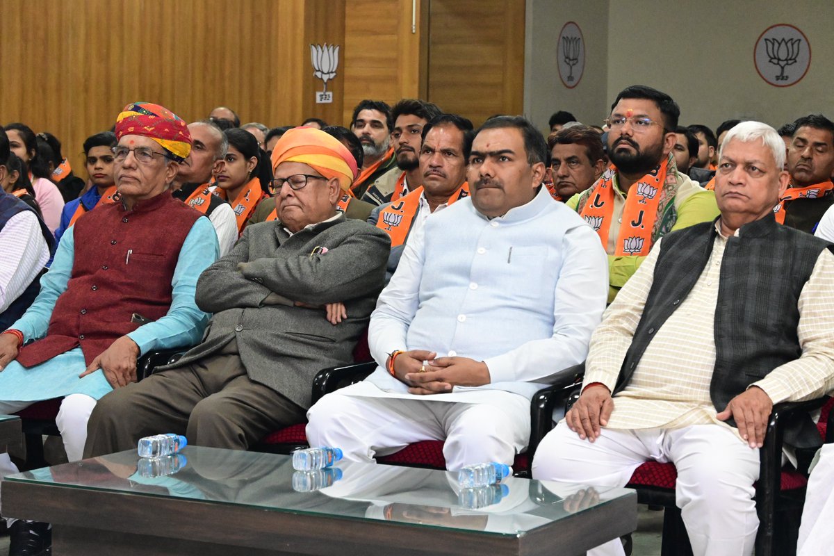 BJP4Rajasthan's tweet photo. प्रधानमंत्री श्री @narendramodi के 'विकसित भारत संकल्प यात्रा' के लाभार्थियों से संवाद कार्यक्रम को प्रदेश कार्यालय पर प्रदेश संगठन महामंत्री श्री @chshekharbjp सहित पार्टी के अन्य वरिष्ठ नेता एवं पदाधिकारी ने सुना। https://t.co/djBA76dWaV