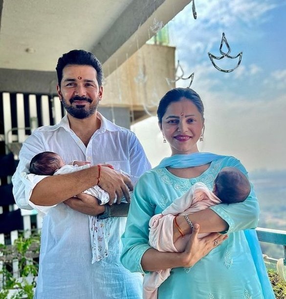 Biswosini28's tweet photo. Congratulations @RubiDilaik and
@ashukla09 For Their beautiful daughters (Jeeva And Edhaa)... 
Now perfect family 🤍💙 🧿🧿

#RubinaDilaik #AbhinavShukla #Rubinav https://t.co/8UkZbwfANQ