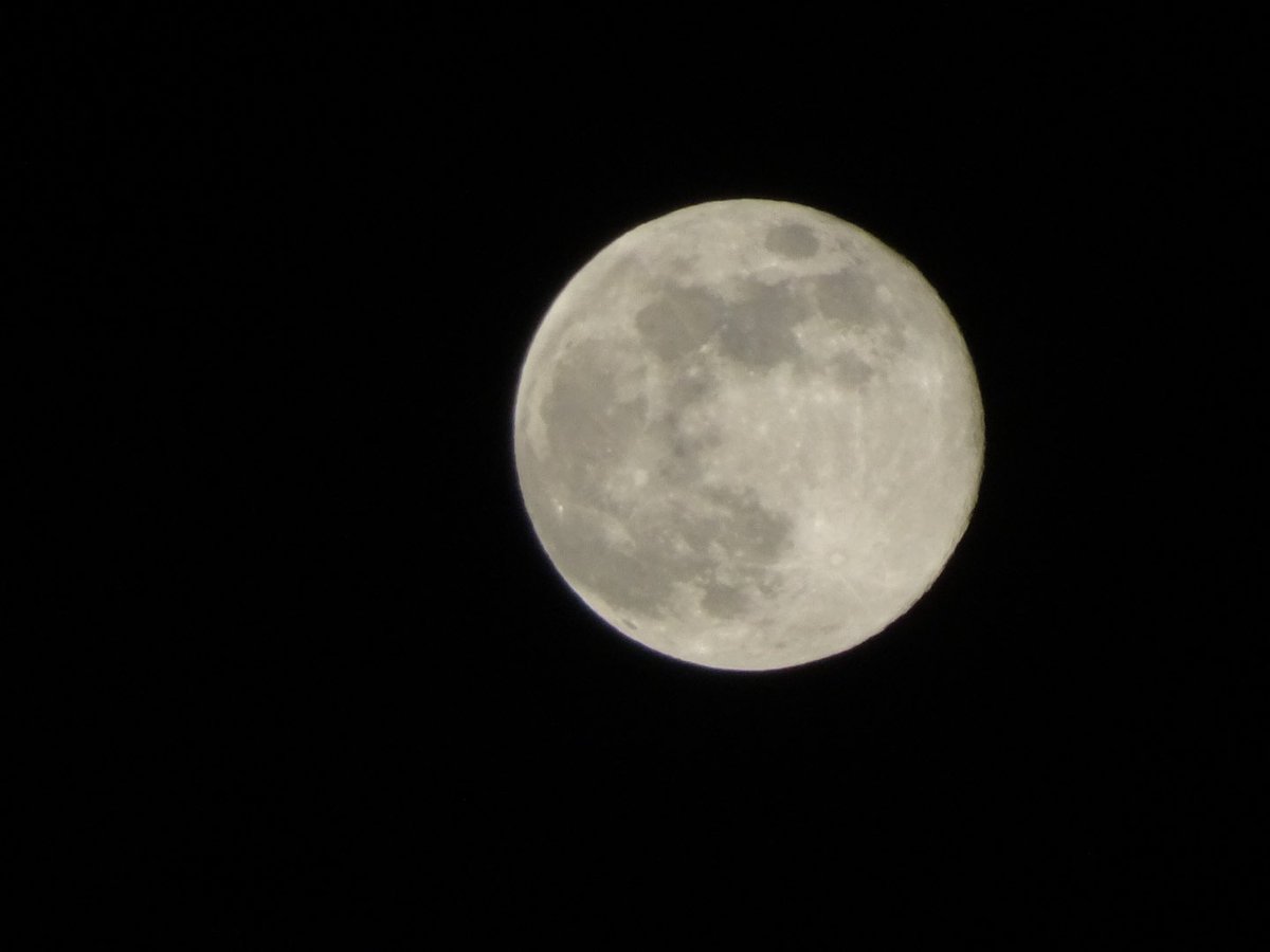 Youchan__Moon's tweet photo. #満月 🌕2023.12.27
#cold_moon
少し曇っていて
1枚目は ぼやけてる
風が強くて
その後 雲が抜けた2枚目
よく見えてよかった
月をうまく撮りたいから
一眼 欲しい今日この頃。。。 https://t.co/U0fBU1OhKy