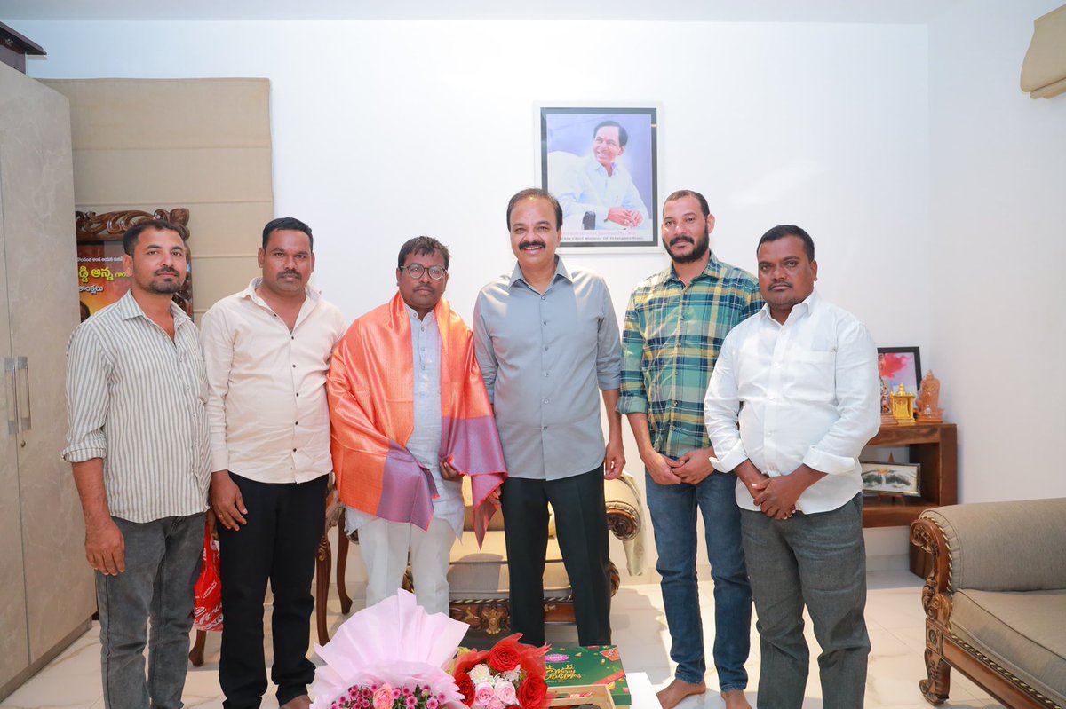 DrRanjithReddy's tweet photo. ఈ రోజు మన చేవెళ్ల పార్లమెంట్ నియోజకవర్గoకు సంబంధించిన నాయకులు, సామాన్య ప్రజల వినతులు, విజ్ఞప్తులు తెలుసుకుని..,

వాటి పరిష్కారానికి కృషి చేస్తానని హామీ ఇవ్వడం జరిగింది.

#Telangana #TelanganaPolitics #Chevella @BRSparty @KTRBRS https://t.co/7ErhuPh7tm