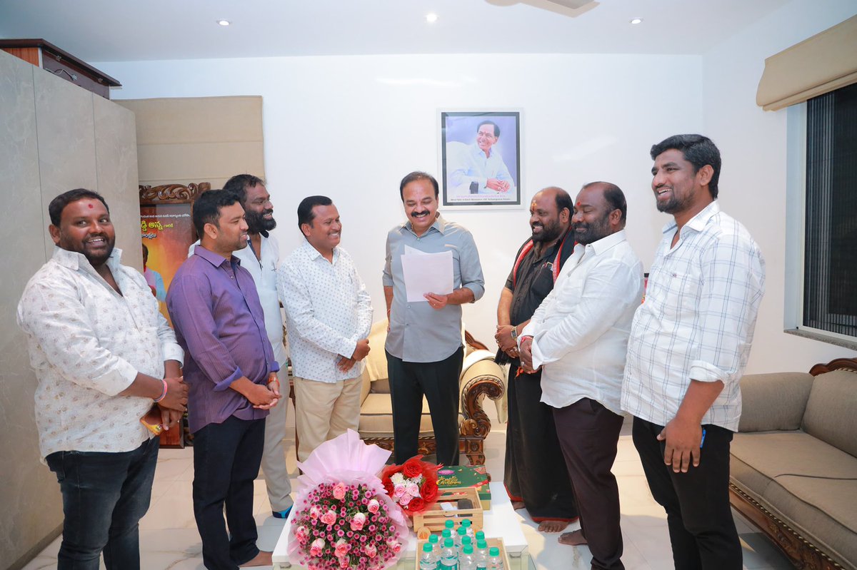 DrRanjithReddy's tweet photo. ఈ రోజు మన చేవెళ్ల పార్లమెంట్ నియోజకవర్గoకు సంబంధించిన నాయకులు, సామాన్య ప్రజల వినతులు, విజ్ఞప్తులు తెలుసుకుని..,

వాటి పరిష్కారానికి కృషి చేస్తానని హామీ ఇవ్వడం జరిగింది.

#Telangana #TelanganaPolitics #Chevella @BRSparty @KTRBRS https://t.co/7ErhuPh7tm