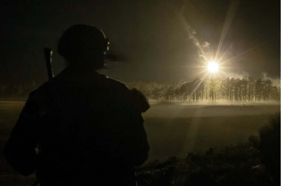 DeptofWar's tweet image. 🌙 U.S. Marines from @2dMarDiv showcase combat readiness in night live-fire training at @camp_lejeune during the @USMC Combat Readiness Evaluation. 

Rigorous scenarios challenge their planning and execution, ensuring peak operational prowess. 🚀#MarineTraining