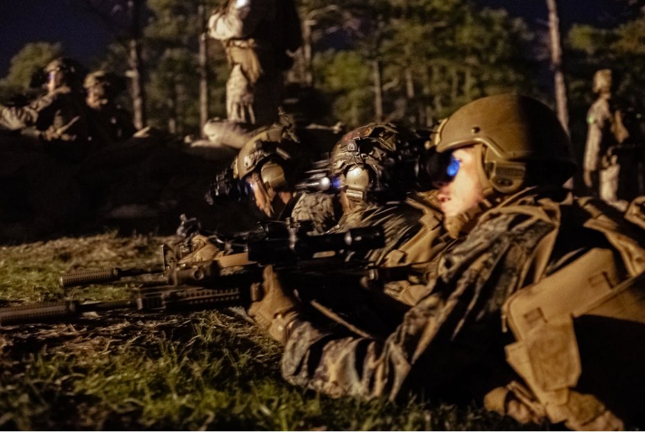 DeptofWar's tweet image. 🌙 U.S. Marines from @2dMarDiv showcase combat readiness in night live-fire training at @camp_lejeune during the @USMC Combat Readiness Evaluation. 

Rigorous scenarios challenge their planning and execution, ensuring peak operational prowess. 🚀#MarineTraining