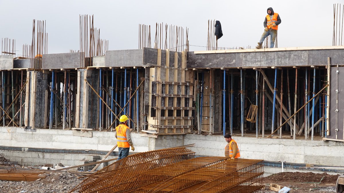 zabeyazgul's tweet photo. Projelendirme aşamasını hızla tamamladığımız ve inşaat çalışmalarını sürdürdüğümüz Kuzey Şehir Konut Projemizde;

- %60 yeşil oranı
- 100 metrelik geniş ve ferah yolları
- Altyapı ağı ve tüm sosyal donatıları
- Ekonomik fiyatlandırmasıyla

Şehrimizin ihtiyaç duyduğu her alanda varız. İşte bu #ŞanlıurfayaDeğer.