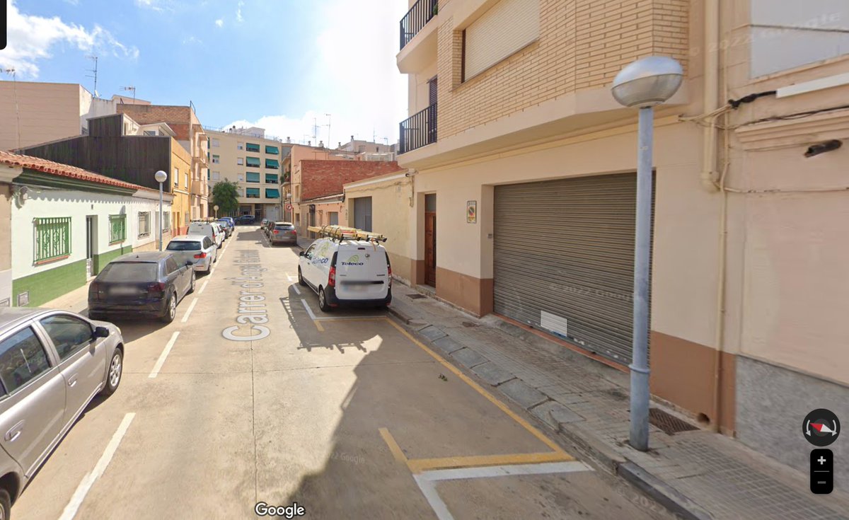 Cescbaquer's tweet photo. Malgrat semblar increïble, la majoria de carrers als pobles i ciutats catalanes no compleixen les condicions mínimes per als itineraris de vianants accessibles, tot i disposar de normativa d’aplicació! La causa principal és l'espai reservat pels cotxes.
7/8 https://t.co/py2DlXVmX8