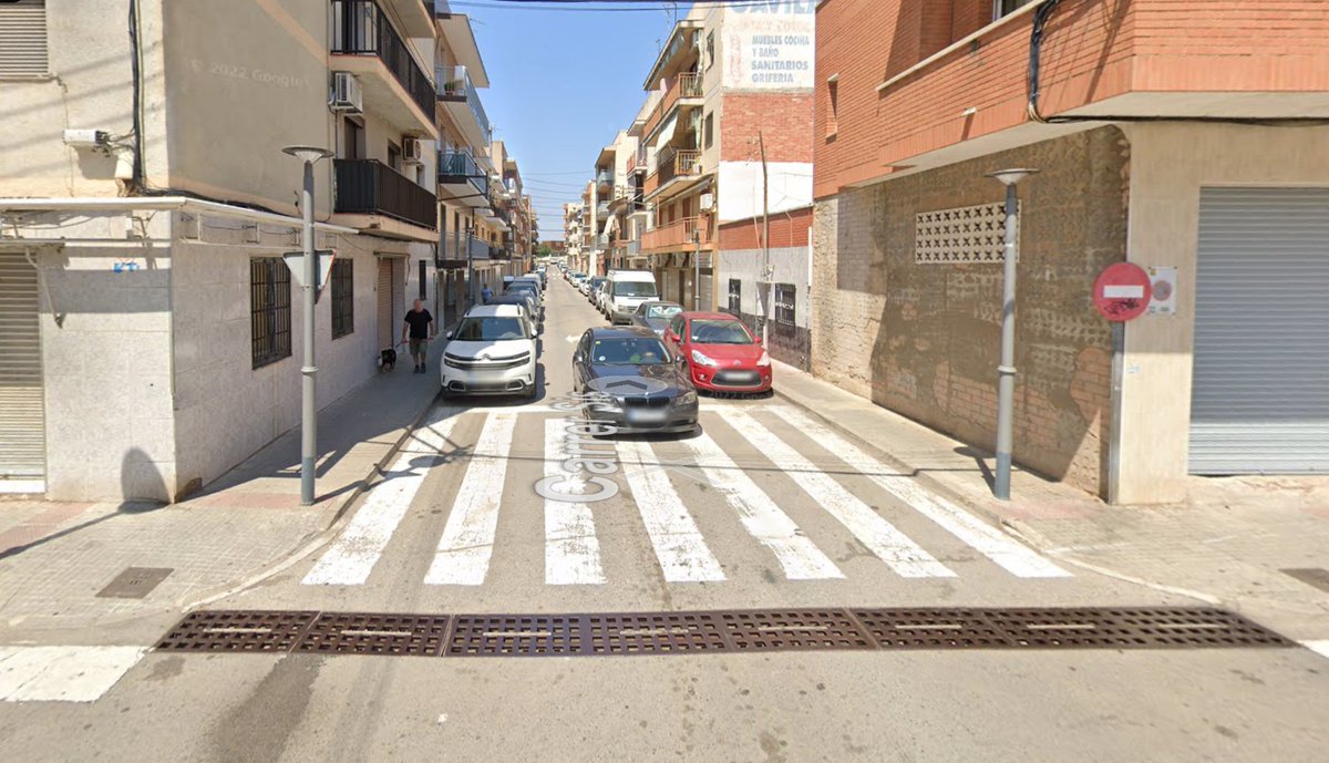 Cescbaquer's tweet photo. Malgrat semblar increïble, la majoria de carrers als pobles i ciutats catalanes no compleixen les condicions mínimes per als itineraris de vianants accessibles, tot i disposar de normativa d’aplicació! La causa principal és l'espai reservat pels cotxes.
7/8 https://t.co/py2DlXVmX8