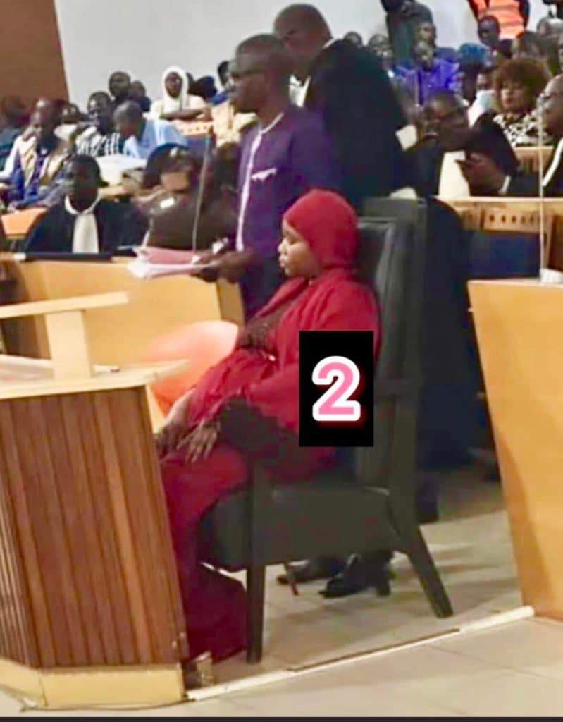 Le 24 mai 2023 au tribunalde Dakar, portant une grossesse de 8 mois et assise jusqu'à 3h du matin, NDEYE KHADY NDIAYE sans avocat a porté l'espoir et défendu tout un peuple.
A la Femme de l'année 🫡🎩🎩🫡RESPECT!