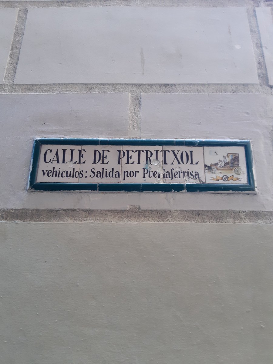 Al carrer de Petritxol hi ha aquests senyals no normalitzats de trànsit. Precisament una de les hipòtesis de l'origen del nom del carrer (1340) és precisament que hi havia un pedrís a l'entrada que interrompia el pas de carruatges.