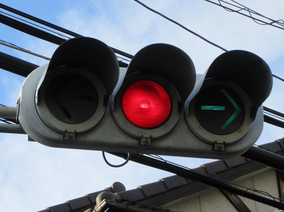 奈良県の信号機名所 菖蒲池の交互通行区間で撮影 矢印角形は写真だと