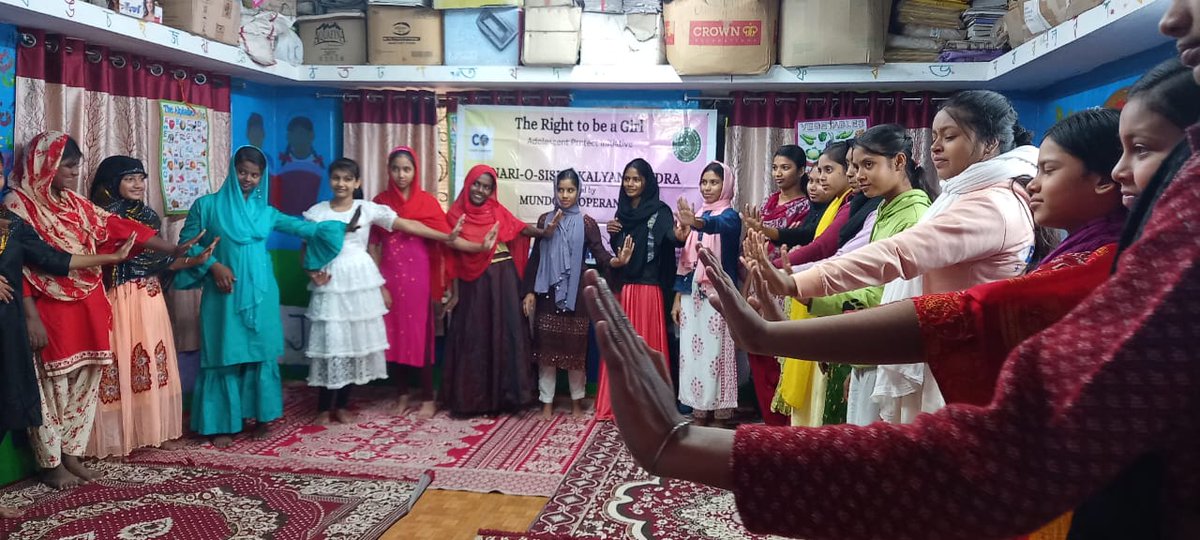 noskk_2016's tweet photo. For #therighttobeagirl  NOSKK arranged 3rd session of the training with 30 adolescent girls on 20th December. We played games, drama on the rights for girls in India &amp; also did poster making. @mundocooperante https://t.co/kKHDJO94xk