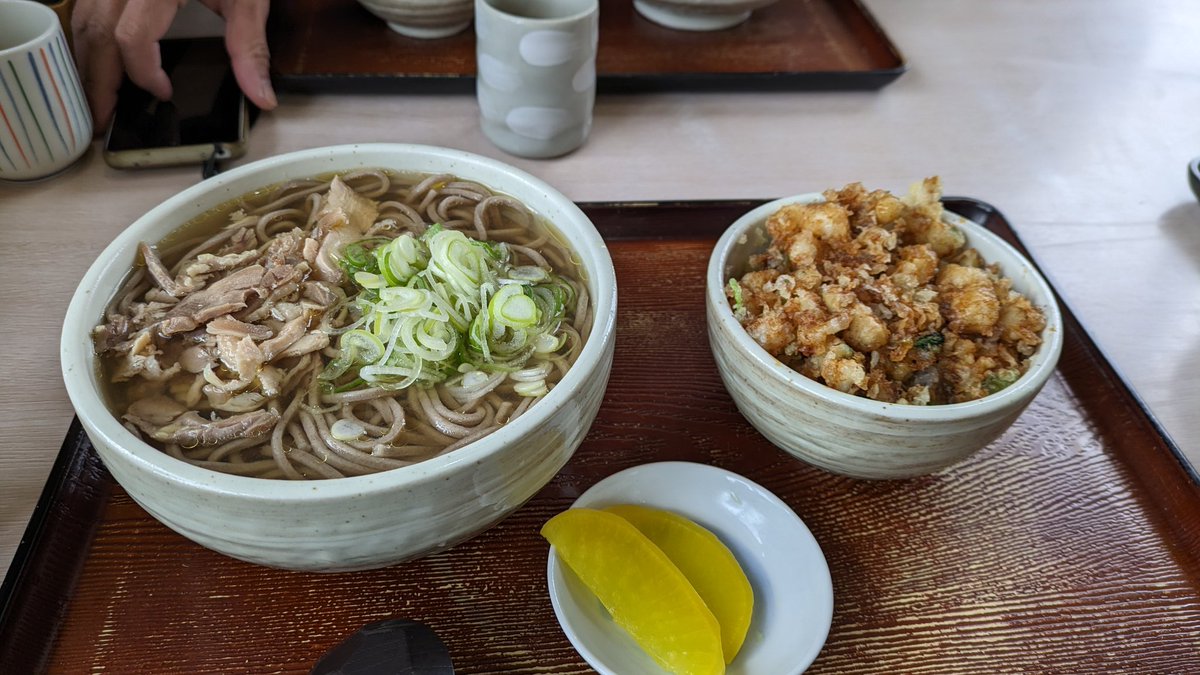 sachi_2012's tweet photo. そば処 かつら
肉そば+小柱かき揚げ丼
1,080円だったかな？ https://t.co/wadZuYTd4t