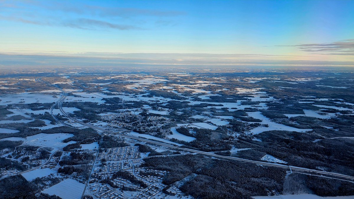 GlobalMedGMS's tweet photo. Beautiful, snowy approach this morning into @HelsinkiAirport #finland #travel #viewfromthewing https://t.co/UsyaPkvEG3
