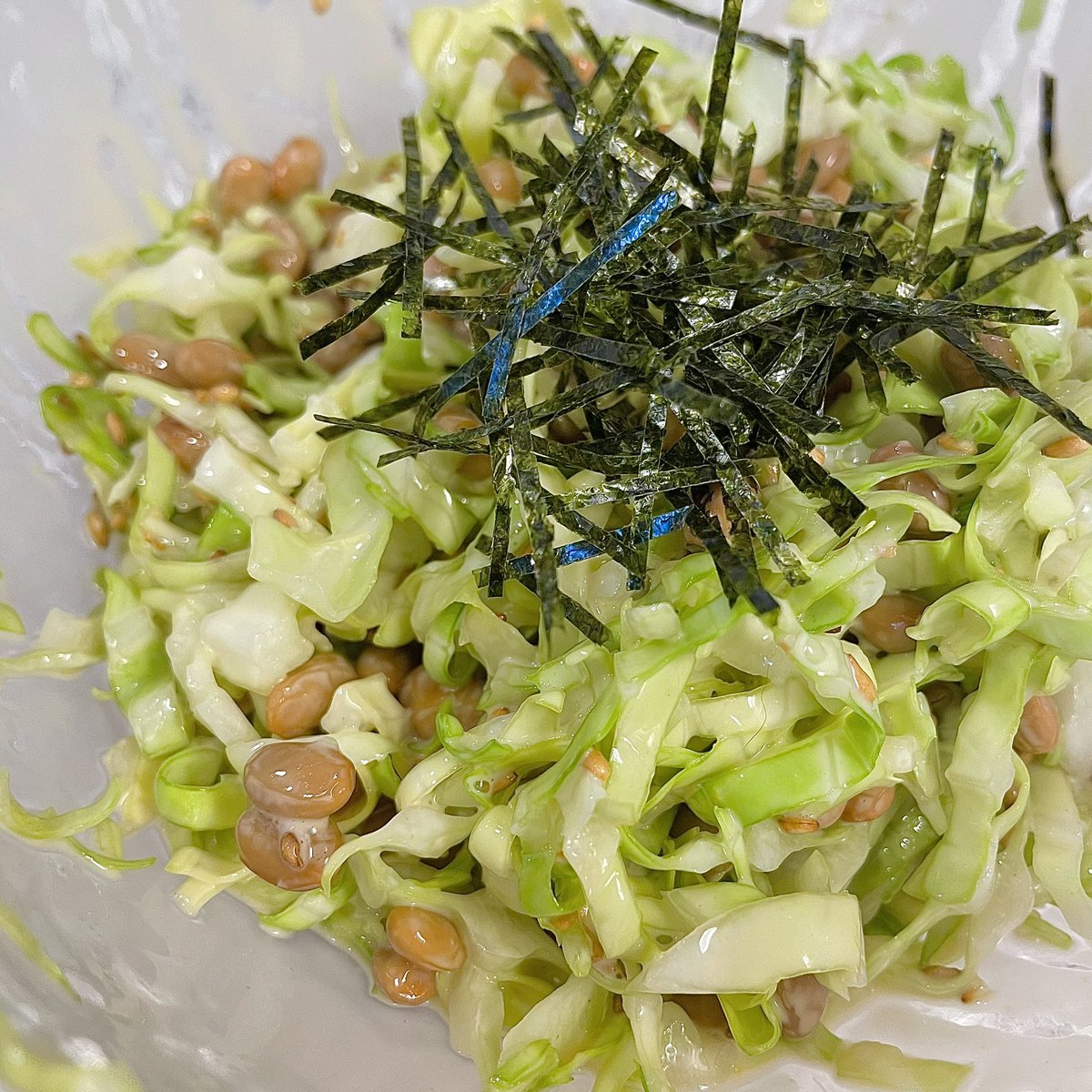chocoha25's tweet photo. 納豆は千切りキャベツとめんつゆ、からし、マヨネーズと和えて食べると最高に美味しいのでマジで試してみて欲しい。シンプルだけど地味に絶賛されるレシピです https://t.co/OGvrnk7VN1