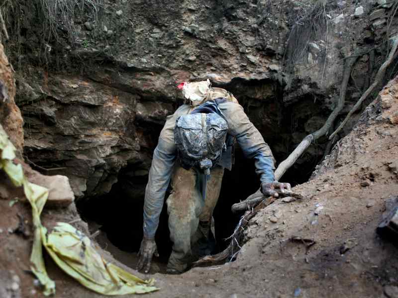 SAgovnews's tweet image. Five nabbed for illegal mining in Limpopo tinyurl.com/5n72zedk