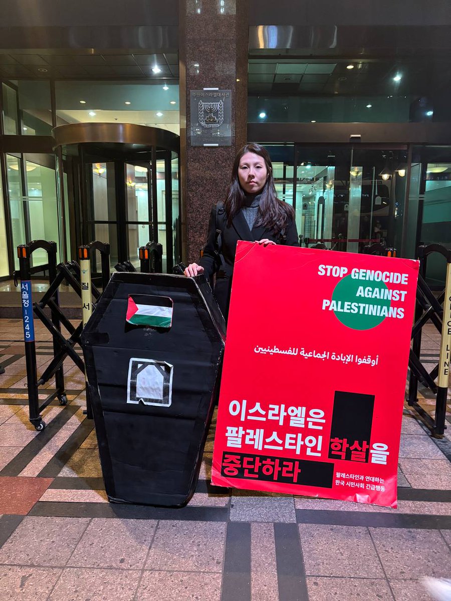 이스라엘 대사관 앞 릴레이 1인 시위 41일차!

인 오늘은 저녁에도 녹색당에서 고생해 주셨습니다.

이스라엘은 UN 직원들에 대한 자동 비자 발급을 중단하겠다고 밝혔습니다. UN이 하마스에 공모하고 있기 때문이라고 합니다. UN에 따르면 이스라엘은 75일간 UN 직원 136명을 살해했습니다.