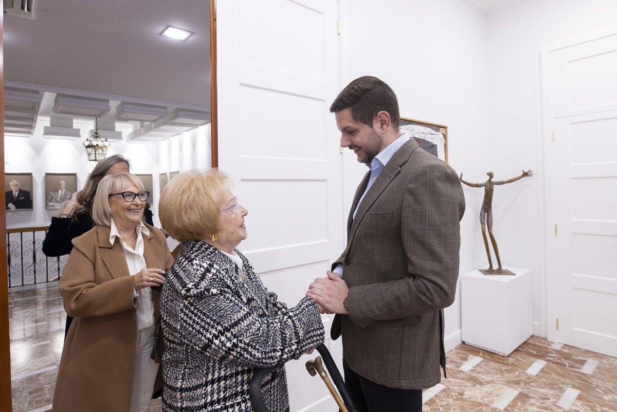 josemaprieto's tweet photo. 🫂 Un plaer rebre a Piedad Vila, acaba de complir 102 anys i m'ha confessat que el secret és dormir molt i sempre fer el que a un li dona la gana, amb respecte i honestedat per als altres.

Gràcies, Piedad per la teua simpatia, t'espere l'any que ve.

(Fotos: Àlex Oltra) https://t.co/WBzMV05XQa