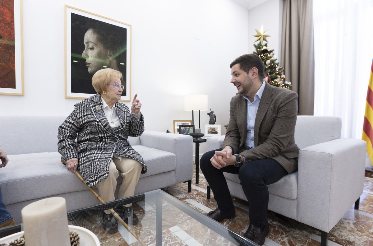 josemaprieto's tweet photo. 🫂 Un plaer rebre a Piedad Vila, acaba de complir 102 anys i m'ha confessat que el secret és dormir molt i sempre fer el que a un li dona la gana, amb respecte i honestedat per als altres.

Gràcies, Piedad per la teua simpatia, t'espere l'any que ve.

(Fotos: Àlex Oltra) https://t.co/WBzMV05XQa
