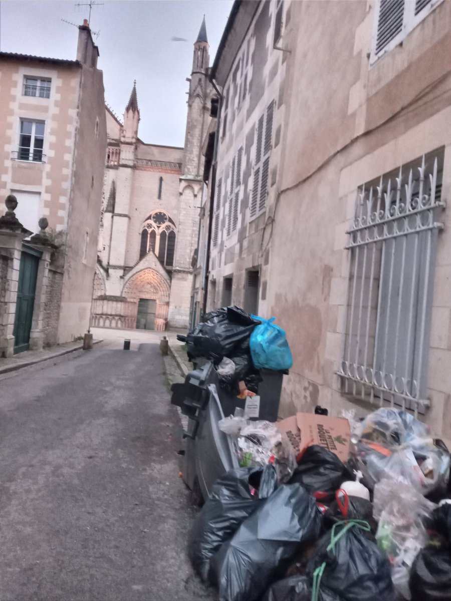 ericduboc's tweet photo. Magie de #Noël à #Poitiers devant la cathédrale Saint Pierre https://t.co/4AOu7YOrgd