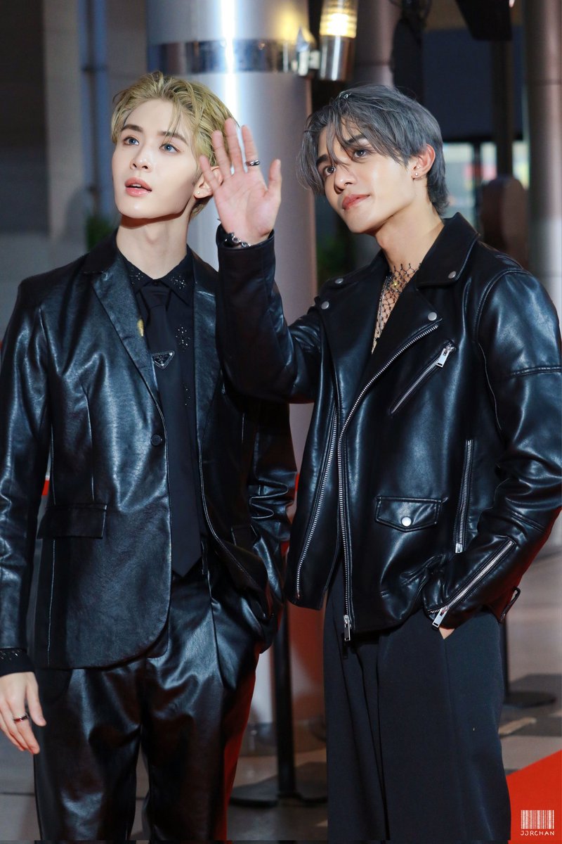 jjrchan's tweet photo. #MUGENDAIxNETJAMES
"ลักกี้แฟนที่แพงที่สุดเท่าที่เคยลงมาละมั้งอันนี้ เจ็บและไม่จบ ล่องลอยเหมือนเป็นวิญญาณในงาน แบบปล่อยจอยมาก ลักกี้แฟนอยากทำไรก็ทำ ยืนกินซูชิไปดูน้องไป ฝังใจ งานมูเกนได แต่จัดที่มูเตกิ"
#คมชัดลึกอวอร์ด19xดูมันดิ
"แก๊งคิวตี้พายได้รางวัล มีรวมพลให้ด้วย ผู้ชายเยอะมากตาลายไปหมด วิ่งอยู่ในงานกับชีน้องกาน เหนื่อยมาก กินเวลาทั้งวัน แต่สนุกดี ถือเป็นงานประจำด้อมดมดเลยมั้ง ไม่รู้ปีหน้าจะไปกันมั้ย"
#CutiePie2You2gether
"เจ้าแม้กขาเจ็บ แสตนบายหล่อแบบกระย่องกระแย่ง เดี๋ยวนี้เรื่องขาเงียบไปเลยไม่รู้ว่าหายเจ็บหรือเป็นเรื้อรัง แต่อย่าให้มันกำเริบขนาดนี้อีกน่าจะดีสุด"