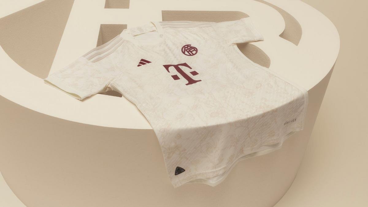 footpack. tweet media