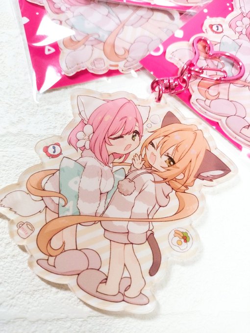 C103で頒布するアクキーです
写真だとマットな感じですが表面保護のフィルムが貼ってあるからです
購入後に剥がして頂くとツルツルになります✨ 