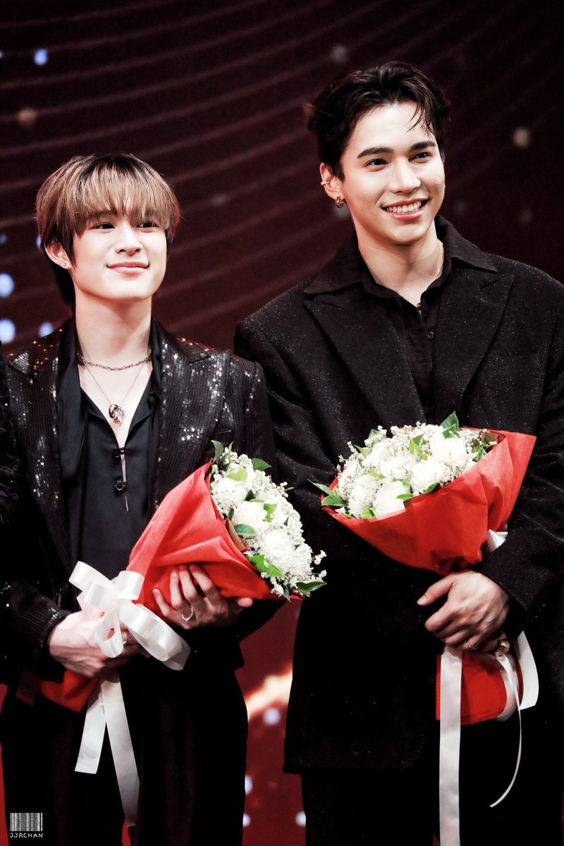 jjrchan's tweet photo. #MUGENDAIxNETJAMES
"ลักกี้แฟนที่แพงที่สุดเท่าที่เคยลงมาละมั้งอันนี้ เจ็บและไม่จบ ล่องลอยเหมือนเป็นวิญญาณในงาน แบบปล่อยจอยมาก ลักกี้แฟนอยากทำไรก็ทำ ยืนกินซูชิไปดูน้องไป ฝังใจ งานมูเกนได แต่จัดที่มูเตกิ"
#คมชัดลึกอวอร์ด19xดูมันดิ
"แก๊งคิวตี้พายได้รางวัล มีรวมพลให้ด้วย ผู้ชายเยอะมากตาลายไปหมด วิ่งอยู่ในงานกับชีน้องกาน เหนื่อยมาก กินเวลาทั้งวัน แต่สนุกดี ถือเป็นงานประจำด้อมดมดเลยมั้ง ไม่รู้ปีหน้าจะไปกันมั้ย"
#CutiePie2You2gether
"เจ้าแม้กขาเจ็บ แสตนบายหล่อแบบกระย่องกระแย่ง เดี๋ยวนี้เรื่องขาเงียบไปเลยไม่รู้ว่าหายเจ็บหรือเป็นเรื้อรัง แต่อย่าให้มันกำเริบขนาดนี้อีกน่าจะดีสุด"