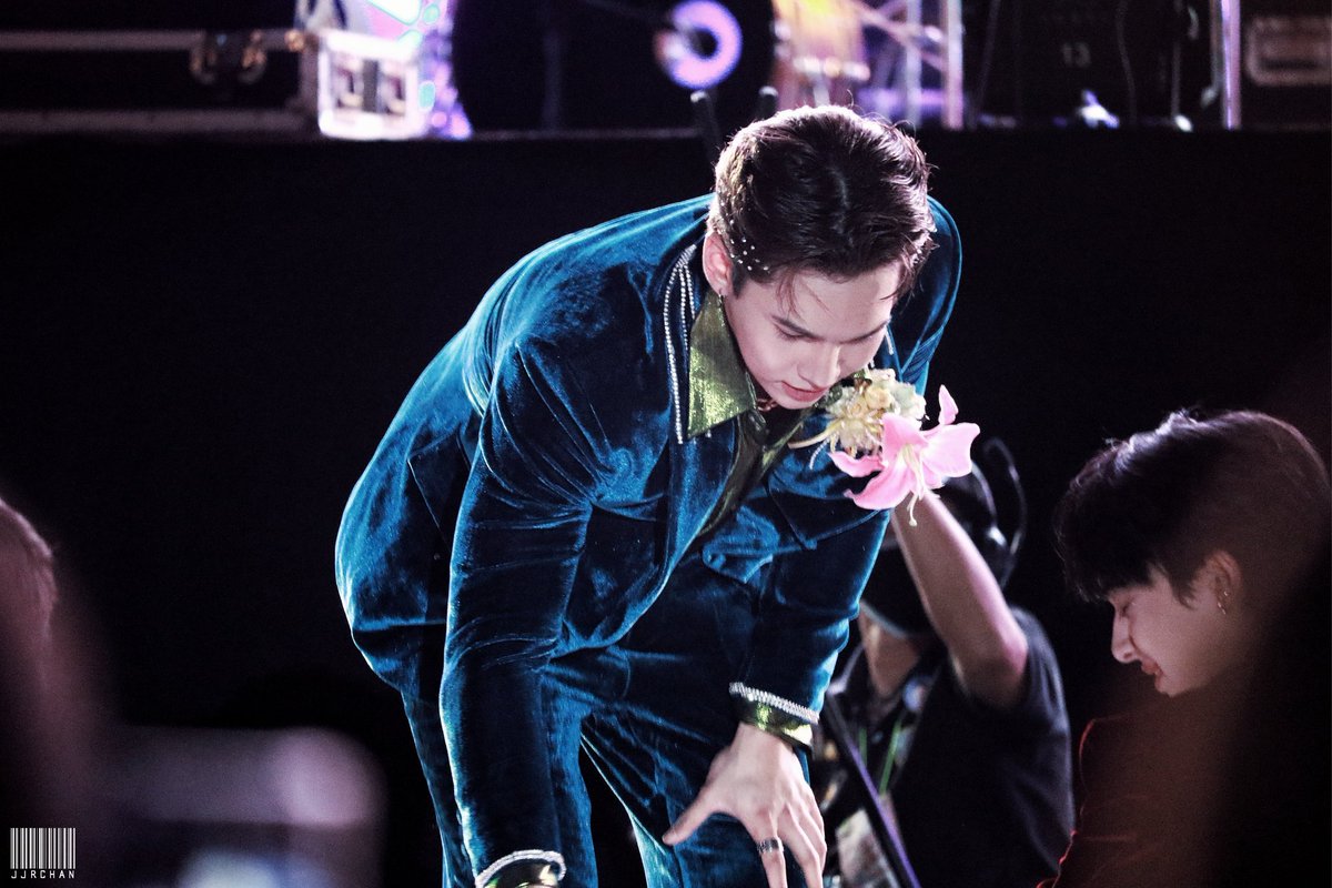 jjrchan's tweet photo. #MUGENDAIxNETJAMES
"ลักกี้แฟนที่แพงที่สุดเท่าที่เคยลงมาละมั้งอันนี้ เจ็บและไม่จบ ล่องลอยเหมือนเป็นวิญญาณในงาน แบบปล่อยจอยมาก ลักกี้แฟนอยากทำไรก็ทำ ยืนกินซูชิไปดูน้องไป ฝังใจ งานมูเกนได แต่จัดที่มูเตกิ"
#คมชัดลึกอวอร์ด19xดูมันดิ
"แก๊งคิวตี้พายได้รางวัล มีรวมพลให้ด้วย ผู้ชายเยอะมากตาลายไปหมด วิ่งอยู่ในงานกับชีน้องกาน เหนื่อยมาก กินเวลาทั้งวัน แต่สนุกดี ถือเป็นงานประจำด้อมดมดเลยมั้ง ไม่รู้ปีหน้าจะไปกันมั้ย"
#CutiePie2You2gether
"เจ้าแม้กขาเจ็บ แสตนบายหล่อแบบกระย่องกระแย่ง เดี๋ยวนี้เรื่องขาเงียบไปเลยไม่รู้ว่าหายเจ็บหรือเป็นเรื้อรัง แต่อย่าให้มันกำเริบขนาดนี้อีกน่าจะดีสุด"