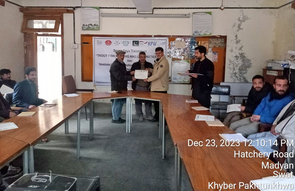 SRSP_official's tweet image. #Trout #farming has been #practiced in #KP since 1928 because the province has the best #natural conditions  #SRSP &amp;amp; @PatripStiftung organized 7 days #training program for #26farmers from #Chitral on 'Trout Farming' at the Trout Culture Training Center Madyan Swat