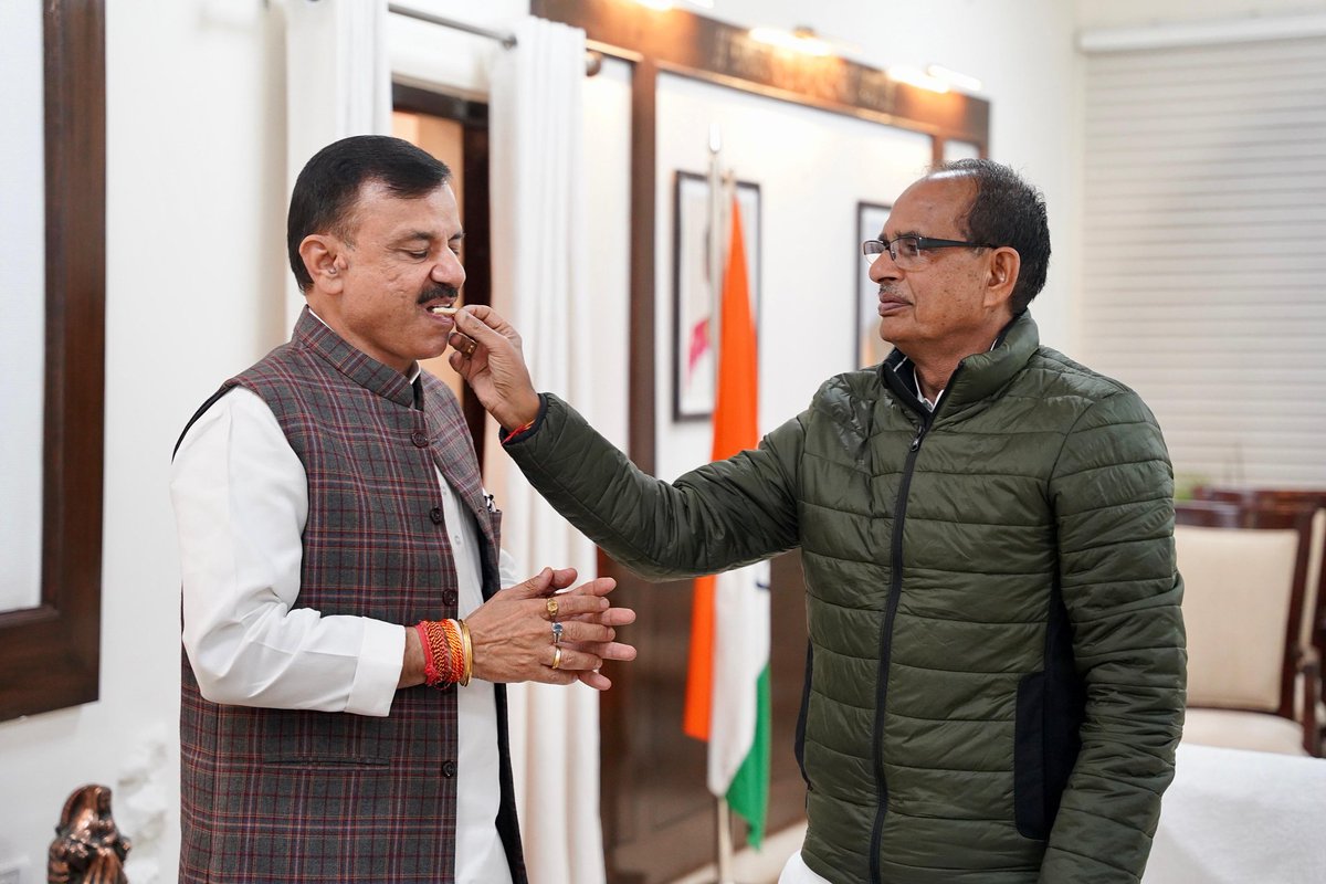 कल सायं भोपाल में पूर्व मुख्यमंत्री माननीय श्री <a href="/ChouhanShivraj/">Shivraj Singh Chouhan</a> जी से उनके निवास पर भेंट कर उनका आशीर्वाद प्राप्त किया।