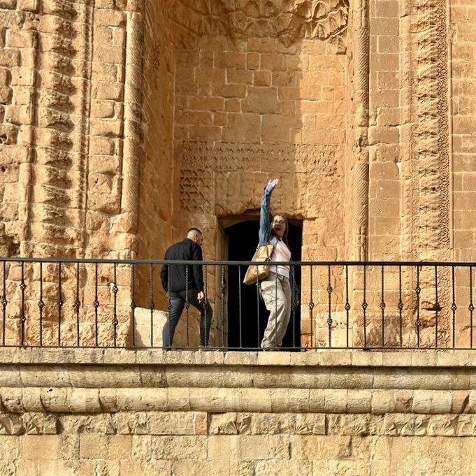 mardinbienali's tweet photo. Mardin Bienali’nde yer alacak sanatçılar Mardin’i ziyaret etmeye devam ediyor. Seza Paker 

#mardinbienali #mardinbiennial #dahauzaklara #furtheraway https://t.co/9PxN81ycWC