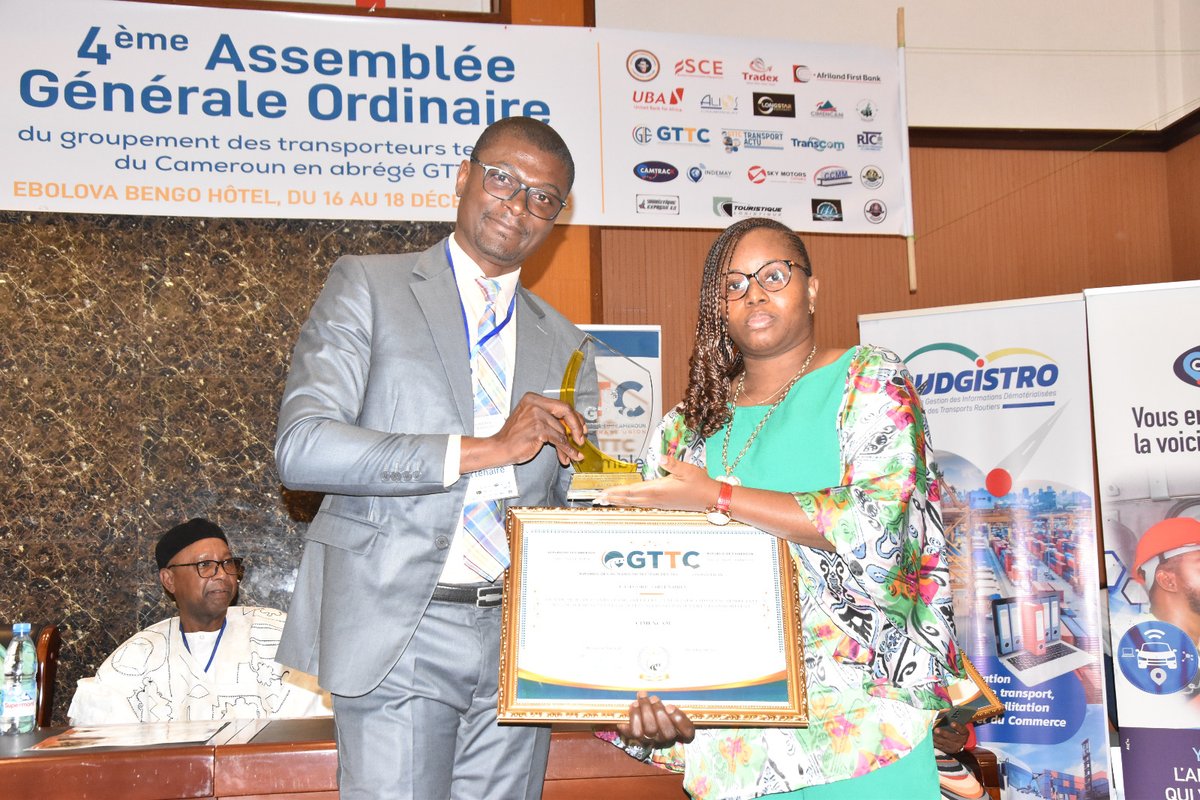 Cimentcameroun's tweet photo. CIMENCAM a reçu le prix de meilleur fournisseur🏆 de fret au Cameroun, à l'issue des travaux de l'assemblée générale du Groupement des Transporteurs Terrestres du Cameroun (GTTC) qui se sont déroulés du 1️⃣6️⃣ au 1️⃣8️⃣ décembre derniers à Ebolowa.
#CIMENCAM #RemiseDePrix #Cameroun https://t.co/qTlXZG8nwD