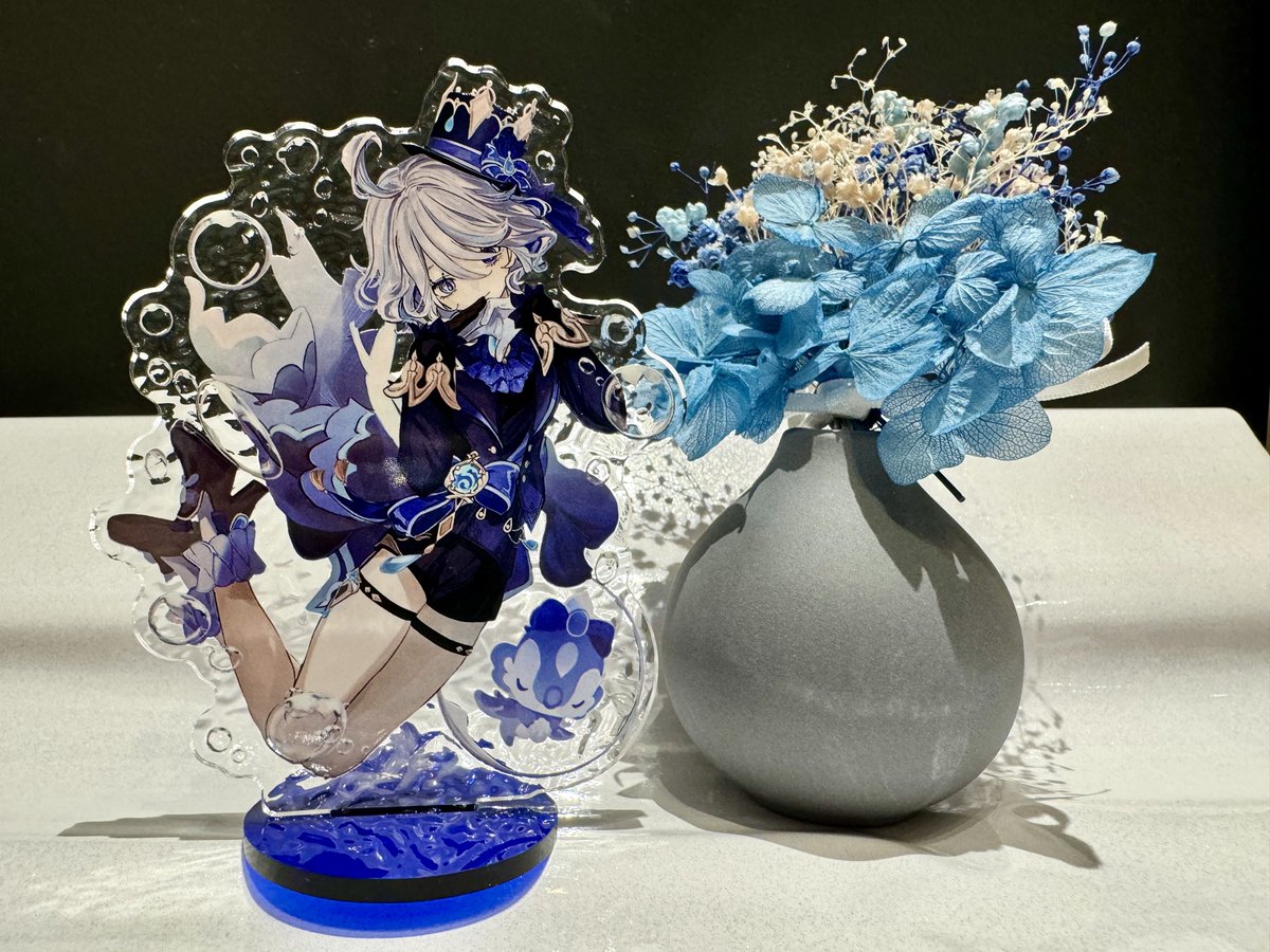 #C103 12/30 西く11a マルチーズランド

冬コミで頒布するフリーナのアクリルスタンドです⛲️

アクリルが水面模様になっておりキラキラと反射します。
表面はコート加工をしており、キャラクターや泡の部分がぷっくり艶々しています。
台座はクリアな深いブルーで💧型です🫧

太陽光/室内の写真です！