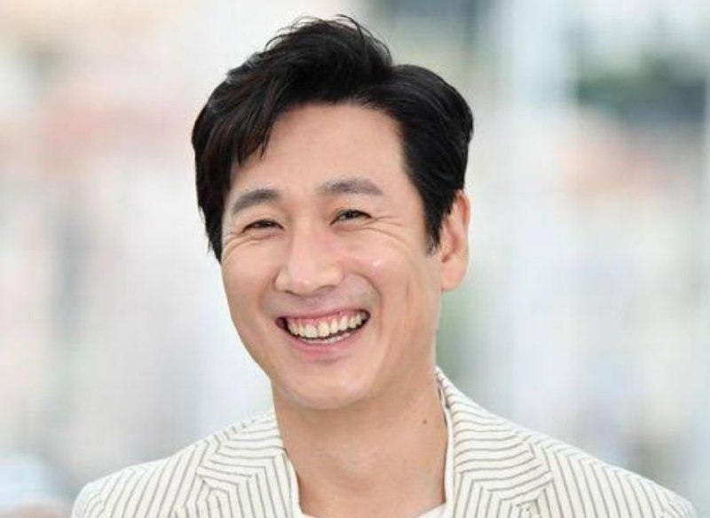 kdrama_menfess's tweet photo. •kdm• Kalian ada yg beneran nangis gak sih guys denger kabar om lee sun kyun ini? Sender beneran nangis, kayak ngerasa bersalah... How could we failed to protect him 😭💔🥀 https://t.co/j7I1qPfSqG