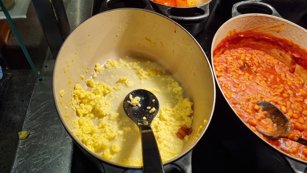 VintageSingerCL's tweet photo. @IHGService no powdered scrambled egg left. Asked for poached eggs, told no eggs only scrambled. 20 mins later, still nothing. #noeggstoday https://t.co/cW6FoSdleV
