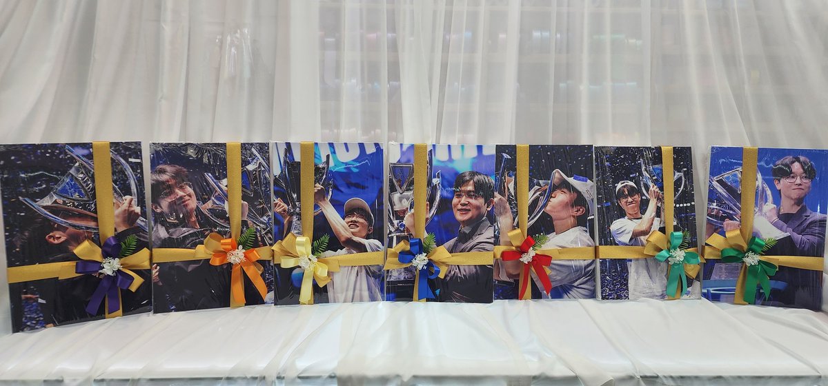 t1v4gift's tweet photo. 2023 월즈 우승 기념 드랍 선물 사옥에 전달 완료했습니다! 액자, 후원증서, 메세지북으로 준비했습니다. 자세한 드랍 후기는 최대한 빨리 업로드하겠습니다. 함께 해주신 분들, 도와주신 분들, 그리고 이런 선물을 할 수 있도록 별을 따다 준 선수단 진심으로 감사합니다!!

⭐️⭐️⭐️⭐️ https://t.co/bxZfV6ejoc