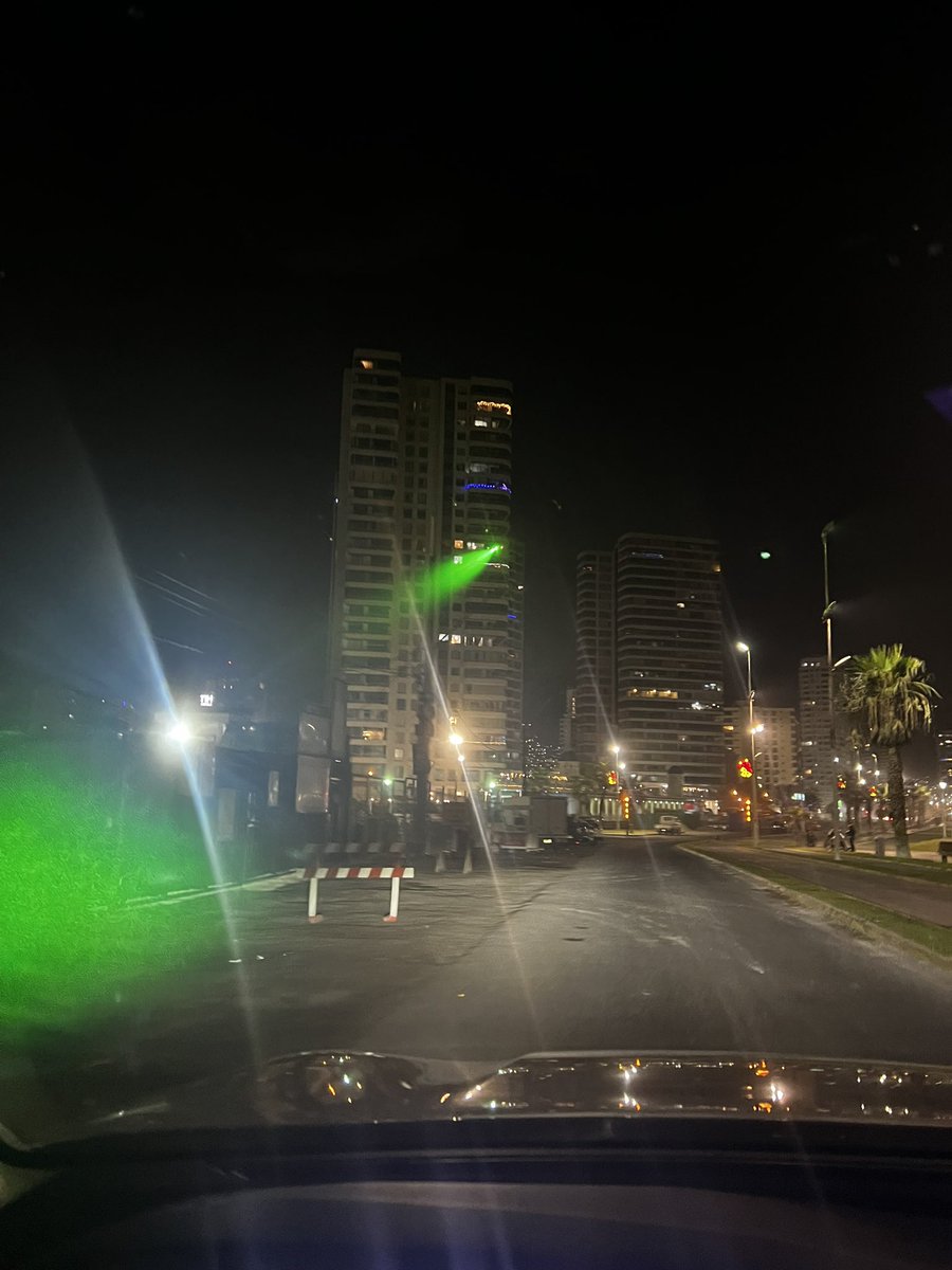 ma_barrera's tweet photo. Al tontito que anoche estaba apuntado a la cara de los conductores que pasaban por la avenida no se le pasa por la cabeza que puede provocar un accidente #Iquique @Carabdechile @HombredeRadio https://t.co/YOWLRvKBa3