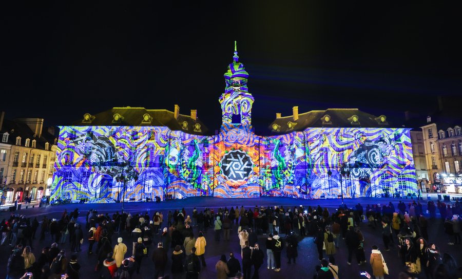 Illuminations de fin d'année à #Rennes : c'est reparti dès ce soir, 18h. A découvrir en famille 😍toutes les 20 minutes, jusqu'à 22h. 
Attention : vous risquez de repartir en dansant 🎼
#Noel2023 #NouvelAn2024 
<a href="/Rennes_presse/">Service presse - Rennes, Ville & Métropole</a>
@tourisme_rennes 
@Spectaculaires_
<a href="/nathalieappere/">Nathalie Appéré</a>