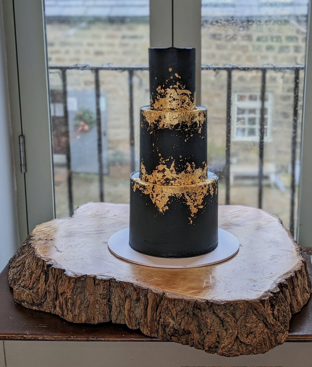 Last wedding cake of 2023!! Congratulations to this lovely couple x #yorkshirewedding #buttercreamcake