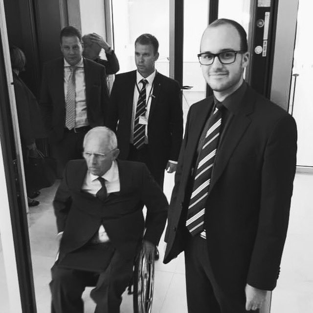 Wolfgang #Schäuble hat unser Land mehr als ein halbes Jahrhundert geprägt. Er war Abgeordneter, Minister und Bundestagspräsident. Gestern ist er von uns gegangen. 

Die Bundesrepublik Deutschland und Europa haben ihm viel zu verdanken.

Ruhen Sie in Frieden!