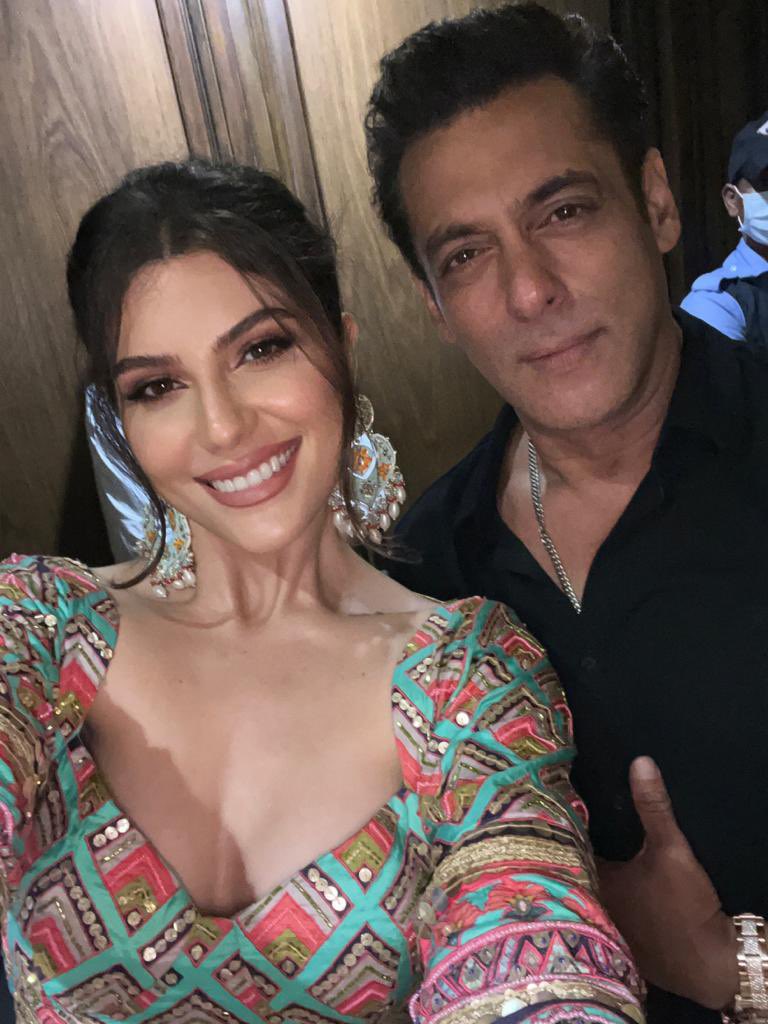 _iamnaaz_'s tweet photo. May the best be yours, Happy Birthday @BeingSalmanKhan  ❤️

#SalmanKhan #HappyBirthdaySalmanKhan https://t.co/ngIsPqTrr5
