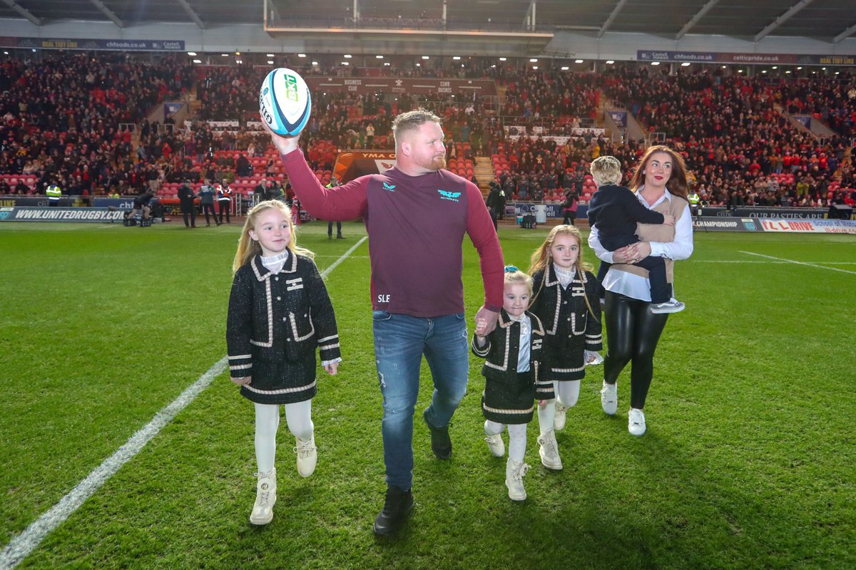 👏 A wonderful ovation for Samson and his family as he said farewell to the Scarlets fans las night

Cymeradwyeth hyfryd i Samson a'i deulu wrth iddo ffarwelio a diolch cefnogwyr y Scarlets

#DiolchSamson