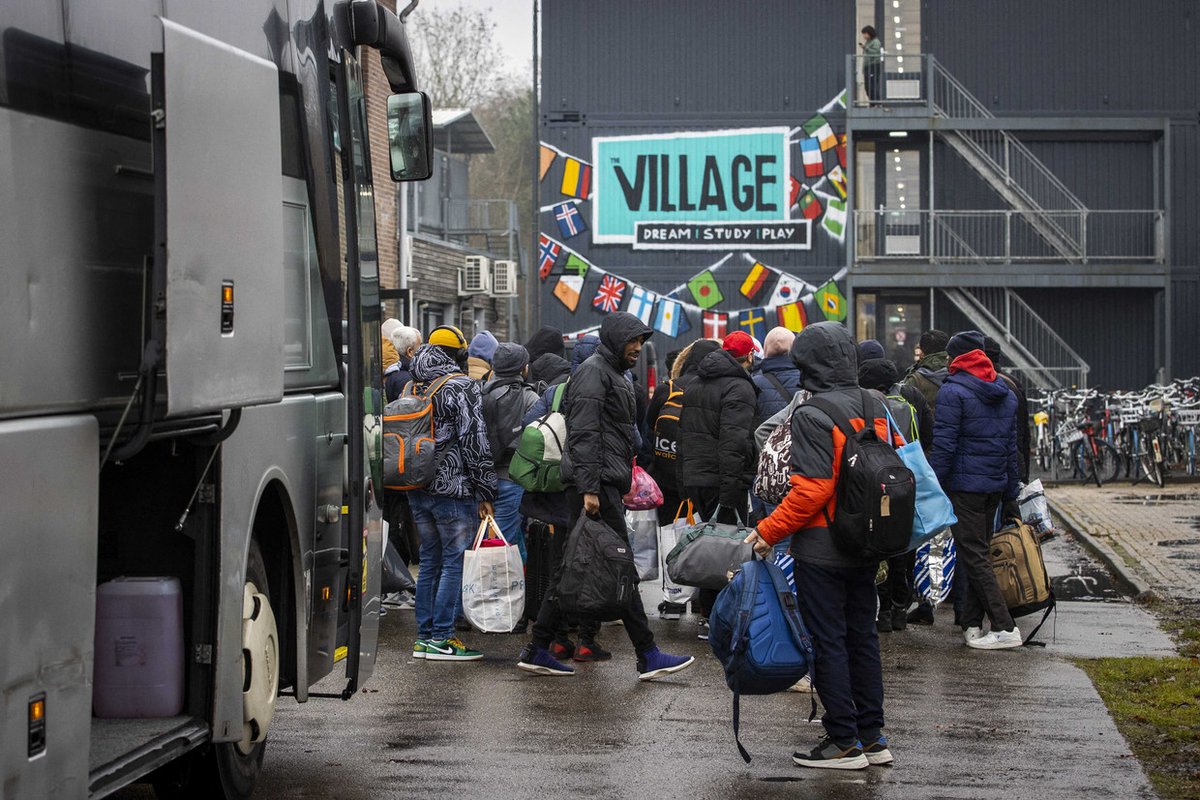 De asielinstroom van week 50 bedroeg ongeveer 1.200

Ja, daar schrikt u van, toch? 1.200 extra uitvreters erbij, en ja ik schrijf met opzet ‘uitvreters’ want de dagen dat hier echte oorlogsvluchtelingen asiel aan kwamen vragen liggen inmiddels ver achter ons. En maak u geen