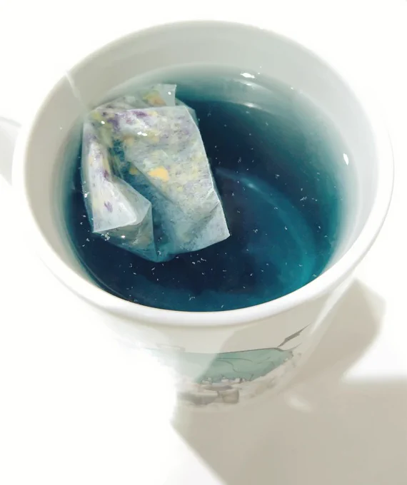 頂いたバタフライピーのお茶を入れよう!と入れてみたら、ちょっと緑がかっててテンションぶち上がりしてる 