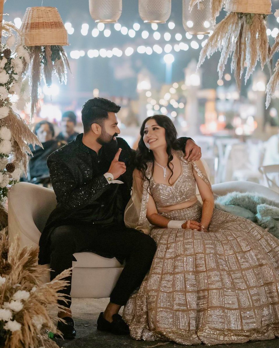 AsoPalavTweets's tweet photo. 🌟Actress Vrushika Mehta dazzled in a breathtaking heavy lehenga from Asopalav for her Sangeet function!

The perfect blend of elegance and glamour.💃🏻

Book an Appointment on https://t.co/9KpZMSeuxL

#wedding #vrushikamehta #designer #indianethnic #ethnicoutfit #Bridal #sangeet #asopalav