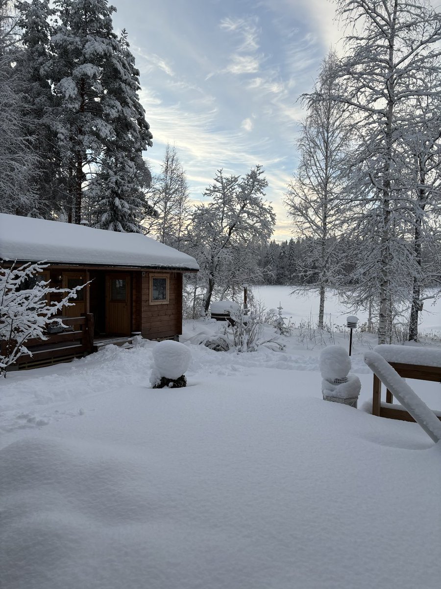 Pysäyttävän kaunis talvipäivä Pertunmaalla. Pakkasta -9 eikä tuulen virettäkään.