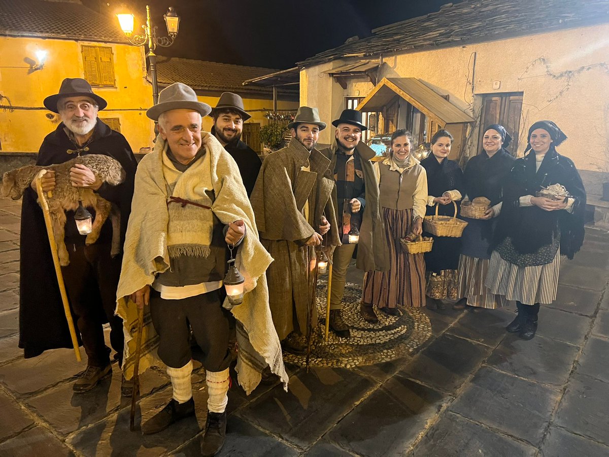 ParcoAlpiLiguri's tweet photo. 👉 Alcune delle tradizioni natalizie più sentite nel #parcoalpiliguri sono: l'adorazione dei pastori 🐑 la notte di Natale a #Mendatica, il #presepe a grandezza naturale a Montegrosso Pian Latte, il presepe vivente a Cosio d'Arroscia, il falò, in dialetto 𝘖𝘶𝘴𝘶̈, ad #Andagna. https://t.co/S0yuxq3Q4U